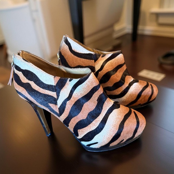 Nine West Preowned Sz 6.5 Tiger Print Leather Cowhide Stiletto Heels (SH047) - Picture 1 of 11